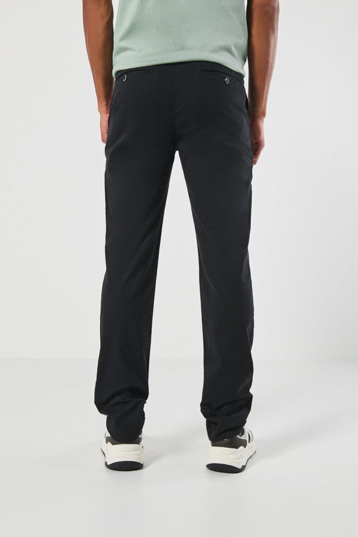 Pantalón unicolor slim en dril con bolsillos y tiro medio