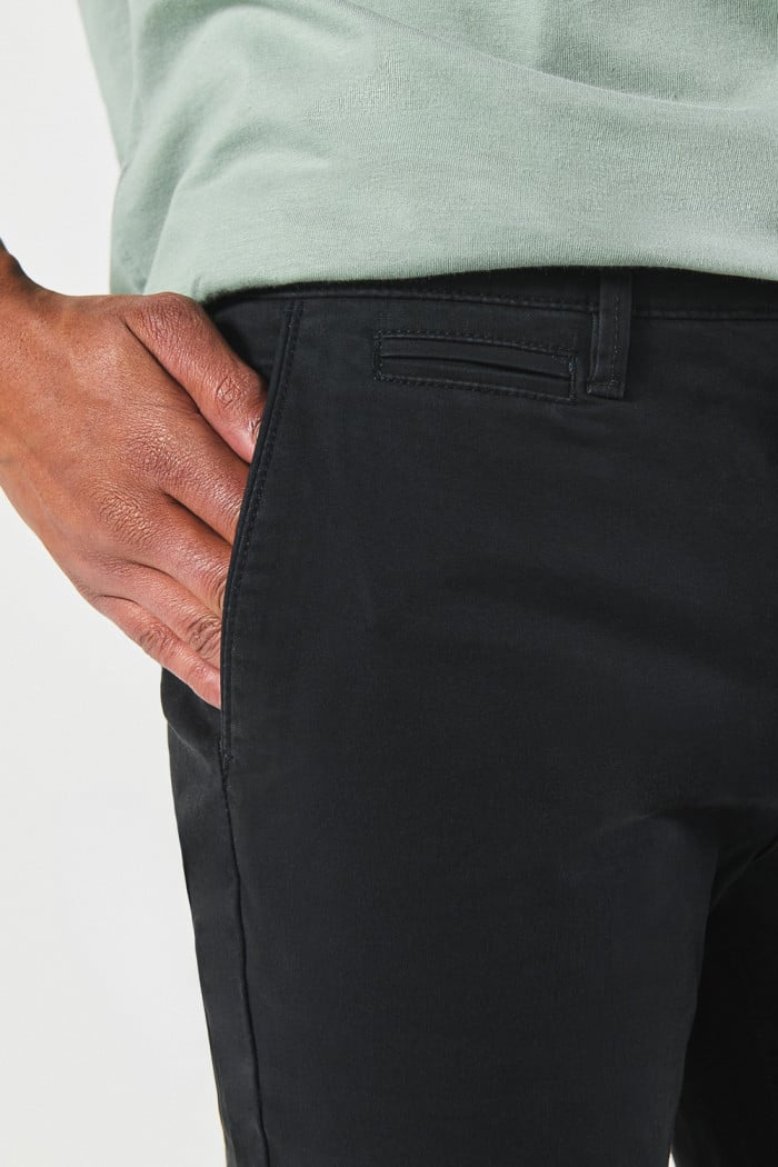 Pantalón unicolor slim en dril con bolsillos y tiro medio