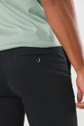 Pantalón unicolor slim en dril con bolsillos y tiro medio