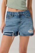 Short en jean azul claro con tiro alto y rotos visibles
