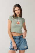 Short en jean azul claro con tiro alto y rotos visibles