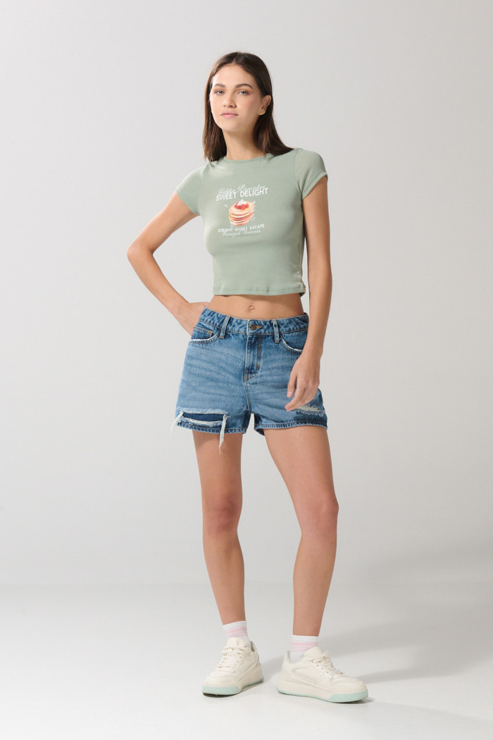 Short en jean azul claro con tiro alto y rotos visibles