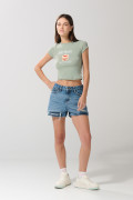 Short en jean azul claro con tiro alto y rotos visibles