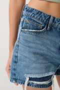 Short en jean azul claro con tiro alto y rotos visibles