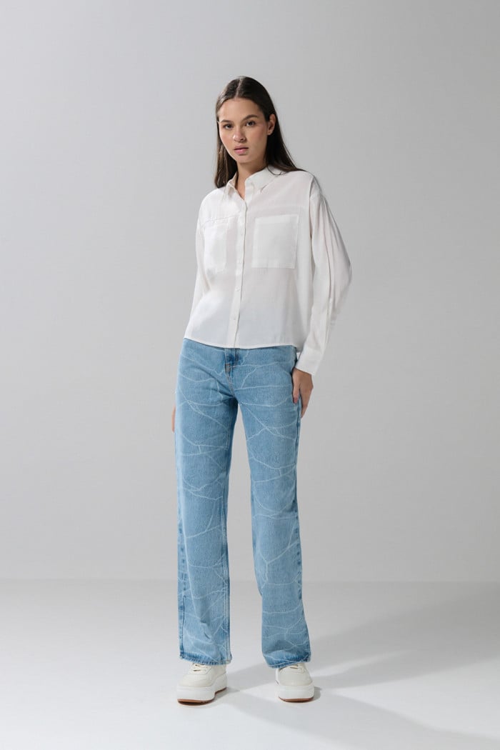 Blusa unicolor con doble bolsillo, manga larga y botones