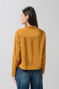 Blusa unicolor con doble bolsillo, manga larga y botones