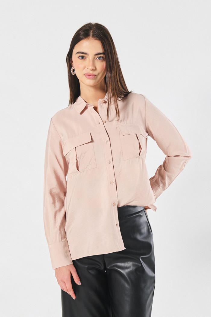 Blusa unicolor manga larga con doble bolsillo con tapa