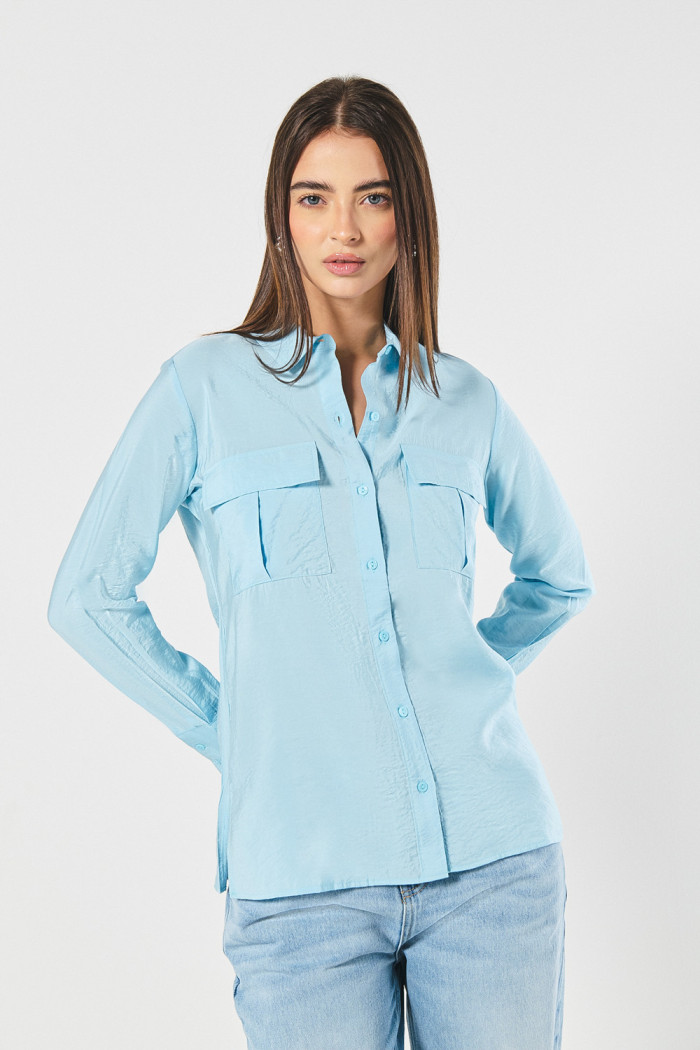 Blusa unicolor manga larga con doble bolsillo con tapa