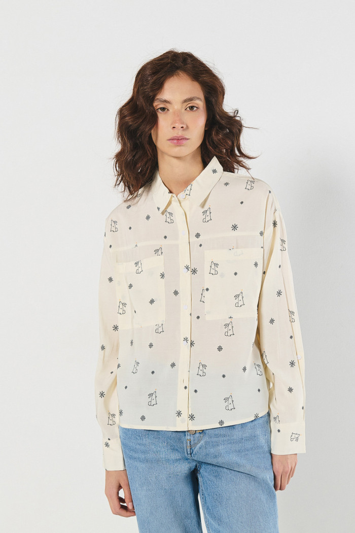 Blusa unicolor con manga larga, diseños y bolsillos