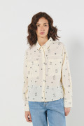 Blusa unicolor con manga larga, diseños y bolsillos