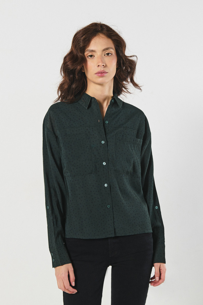 Blusa unicolor con manga larga, diseños y bolsillos