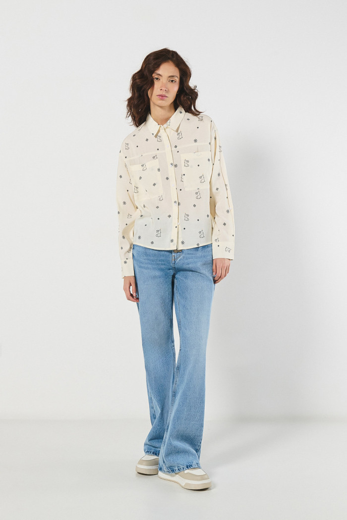 Blusa unicolor con manga larga, diseños y bolsillos