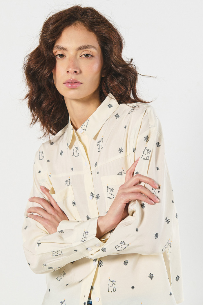 Blusa unicolor con manga larga, diseños y bolsillos