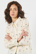 Blusa unicolor con manga larga, diseños y bolsillos