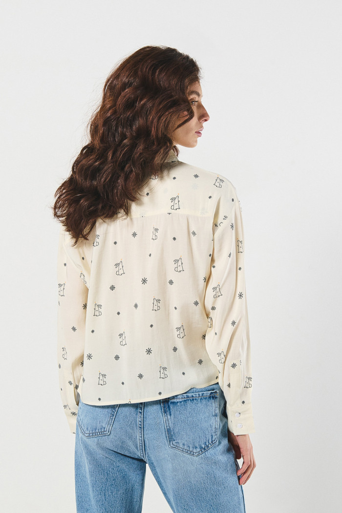 Blusa unicolor con manga larga, diseños y bolsillos