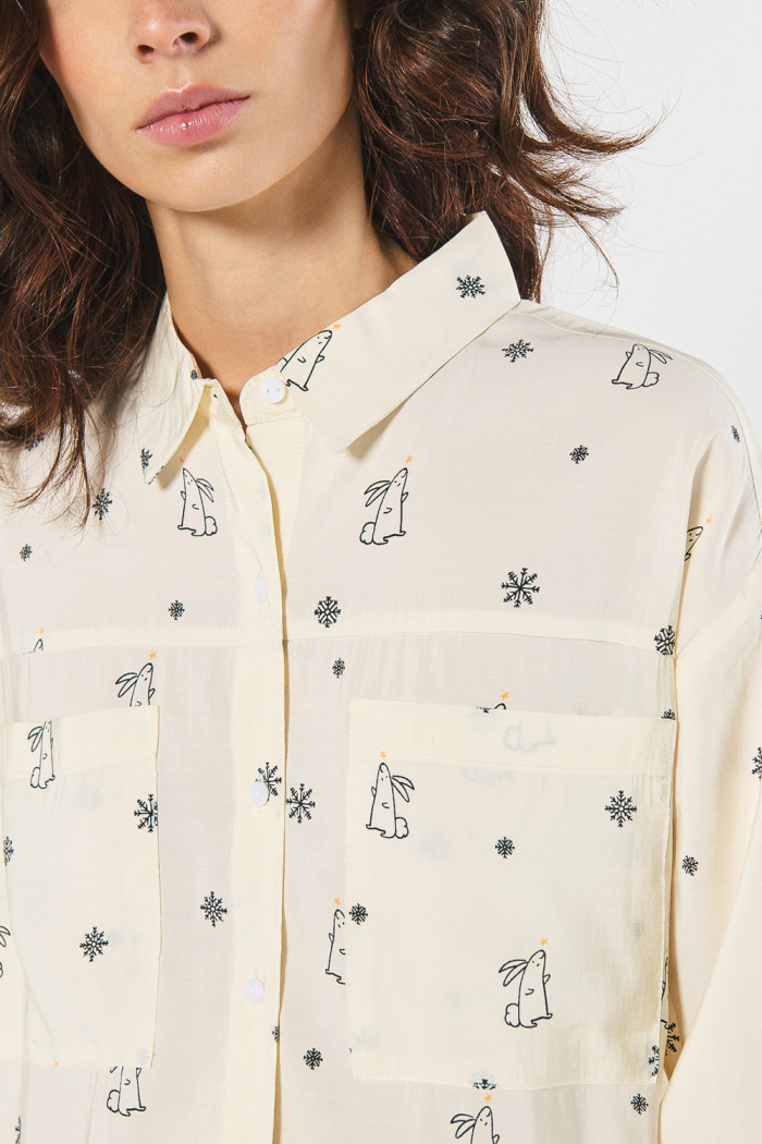 Blusa unicolor con manga larga, diseños y bolsillos