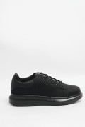Tenis casuales negros con suelas planas elevadas