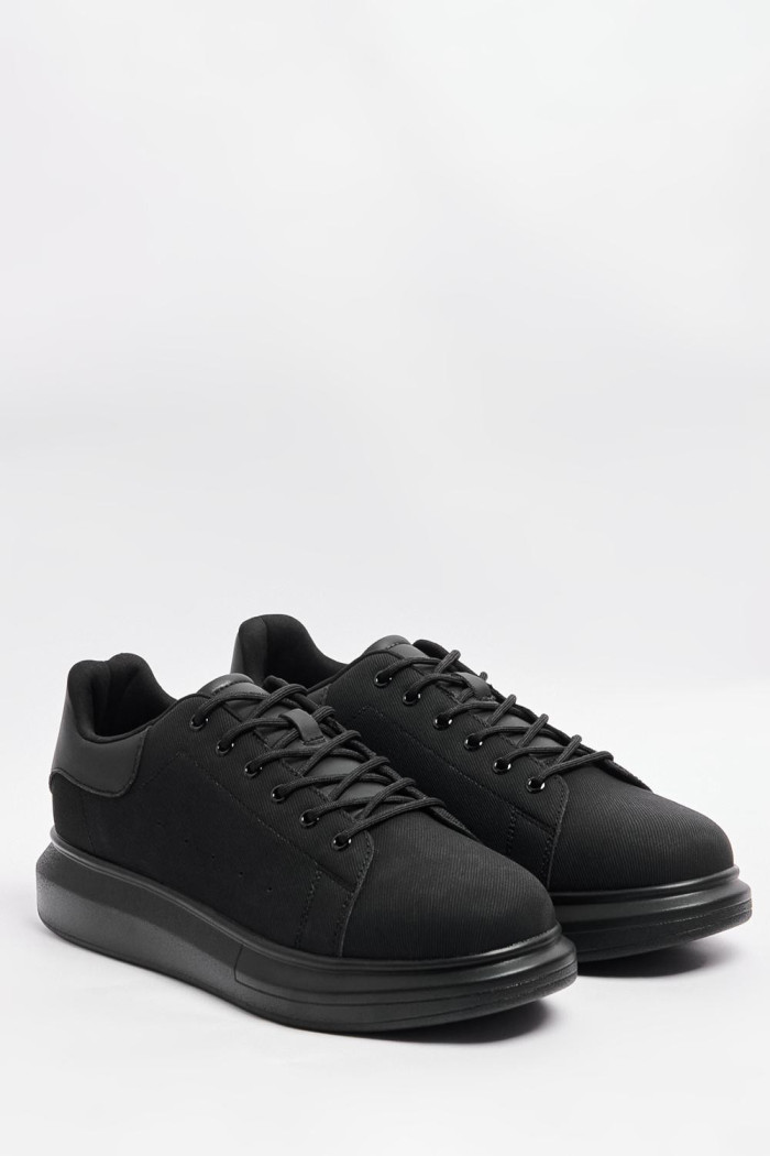 Tenis casuales negros con suelas planas elevadas