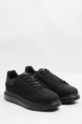 Tenis casuales negros con suelas planas elevadas