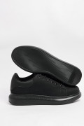 Tenis casuales negros con suelas planas elevadas