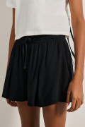 Short tiro alto negro en tela con cintura elástica ajustable