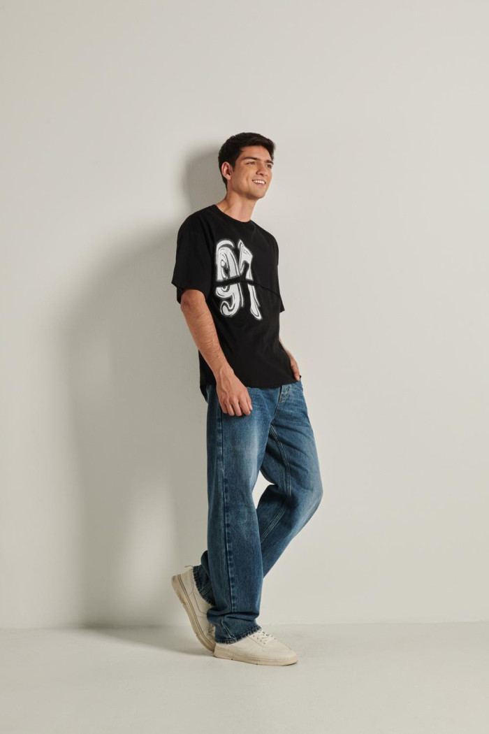 Camiseta negra oversize con manga corta y diseño en frente