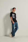 Camiseta negra oversize con manga corta y diseño en frente