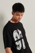 Camiseta negra oversize con manga corta y diseño en frente