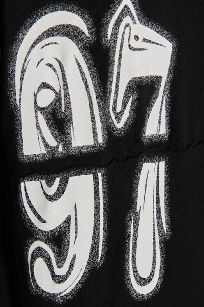 Camiseta negra oversize con manga corta y diseño en frente
