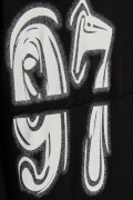 Camiseta negra oversize con manga corta y diseño en frente