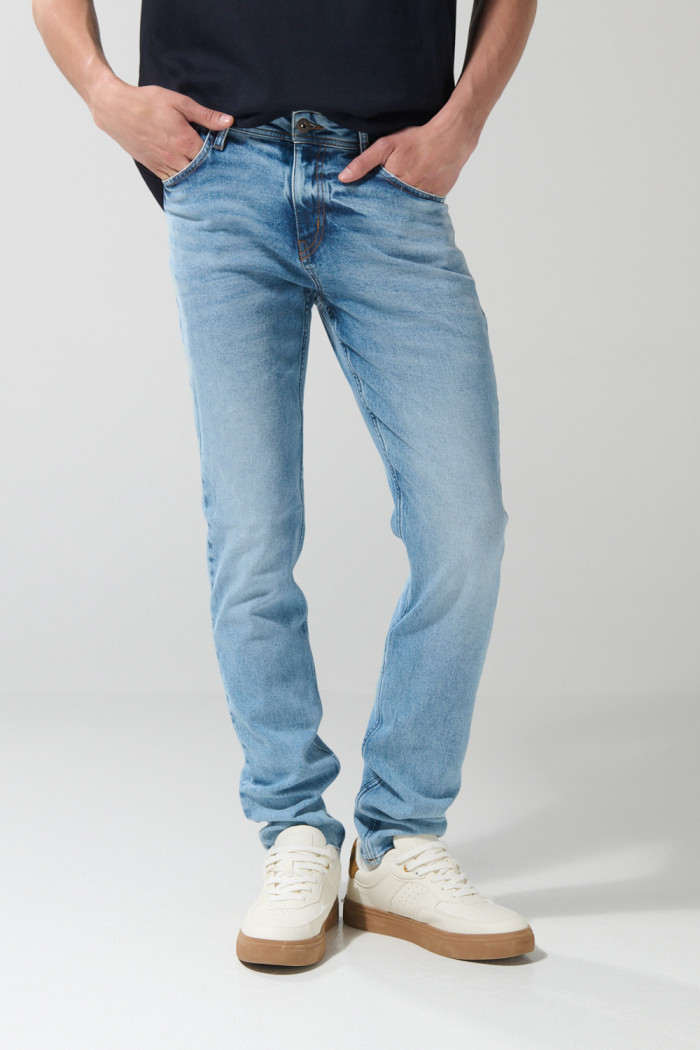 Jean azul tiro bajo slim con desgastes y ajuste ceñido