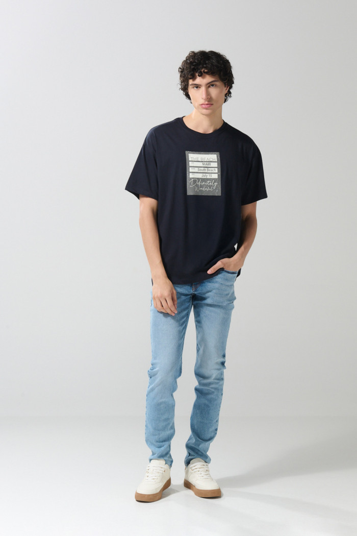 Jean azul tiro bajo slim con desgastes y ajuste ceñido