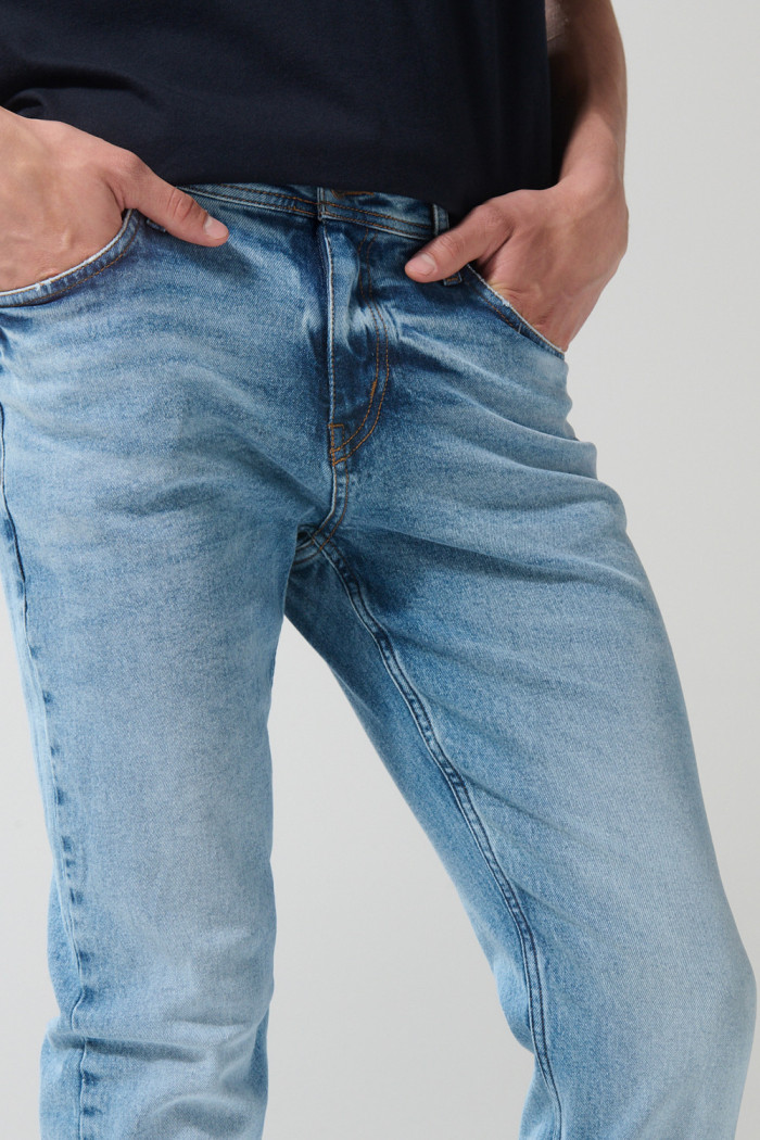 Jean azul tiro bajo slim con desgastes y ajuste ceñido