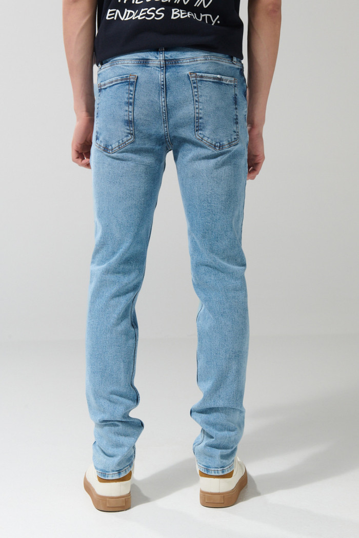 Jean azul tiro bajo slim con desgastes y ajuste ceñido