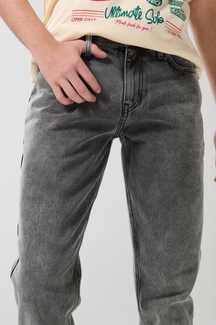 Jean slim gris oscuro tiro bajo con ajuste ceñido