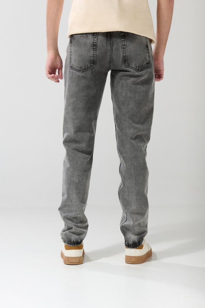 Jean slim gris oscuro tiro bajo con ajuste ceñido