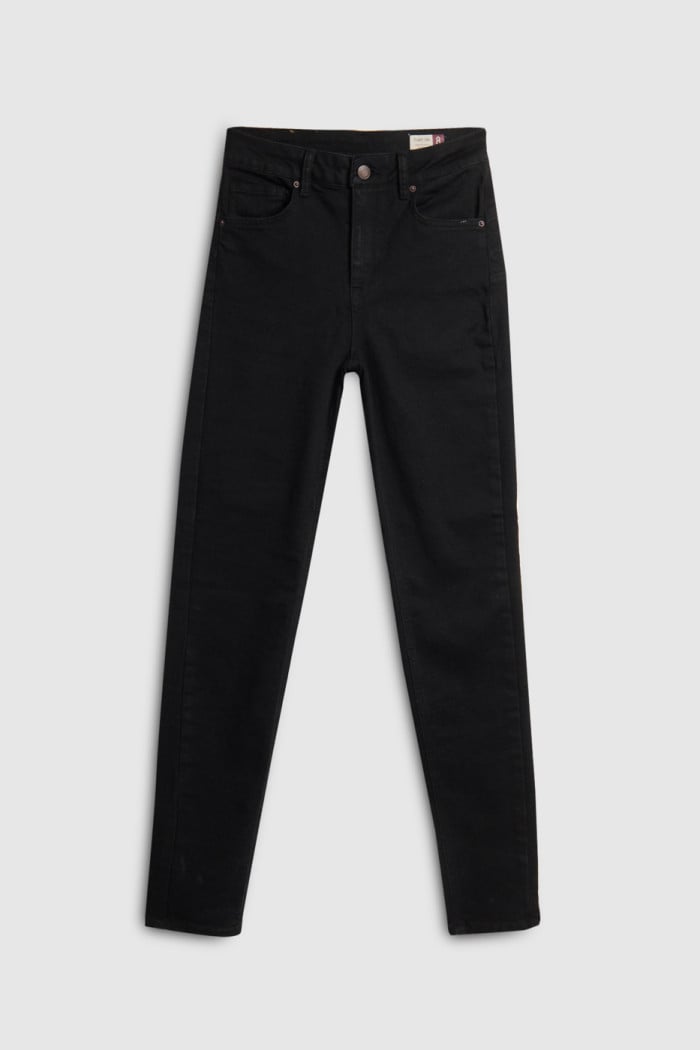Jean negro con efecto push up, realce y tiro alto