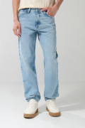 Jean azul tipo 90´S con tiro bajo, bota recta y desgastes