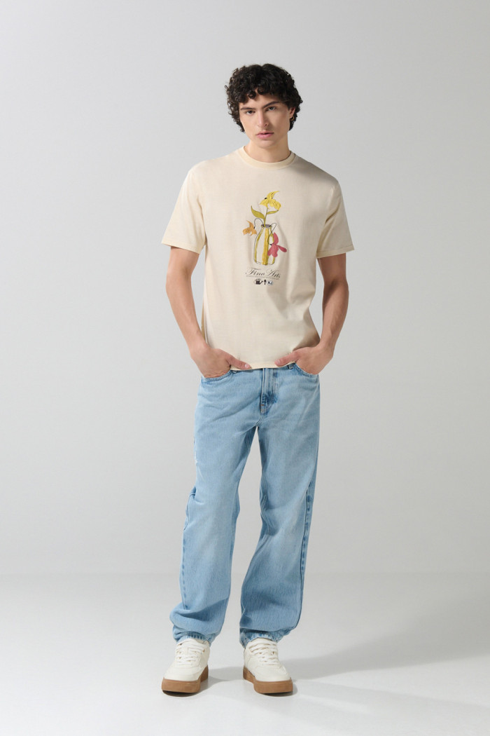 Jean azul tipo 90´S con tiro bajo, bota recta y desgastes
