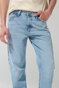 Jean azul tipo 90´S con tiro bajo, bota recta y desgastes