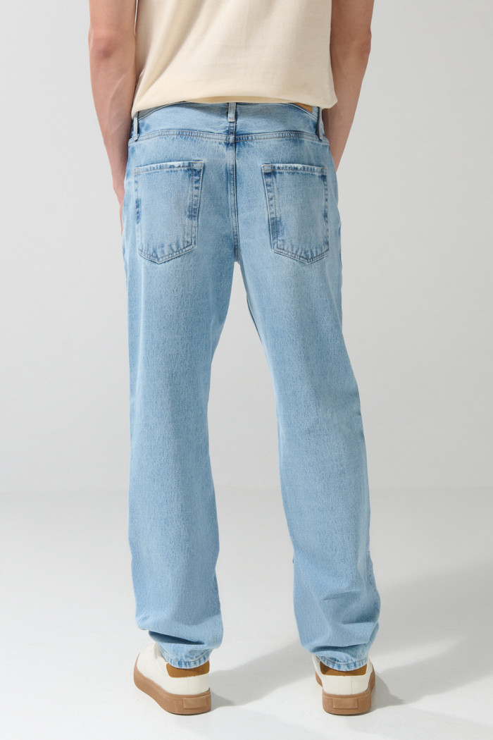 Jean azul tipo 90´S con tiro bajo, bota recta y desgastes