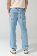 Jean azul tipo 90´S con tiro bajo, bota recta y desgastes