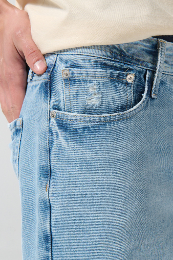 Jean azul tipo 90´S con tiro bajo, bota recta y desgastes