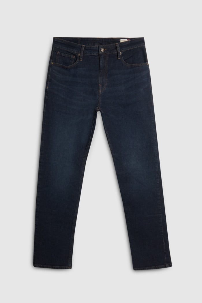 Jean azul intenso straight leg con bota recta y tiro bajo