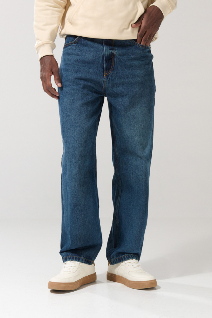 Jean baggy azul oscuro tiro medio con bota ancha y bolsillos