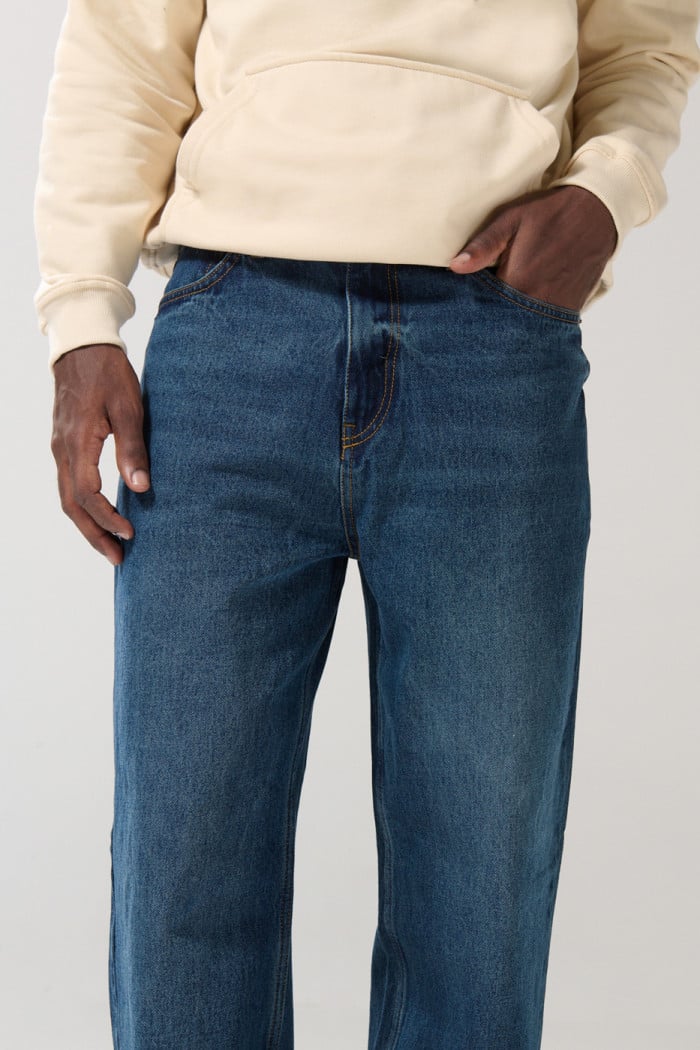 Jean baggy azul oscuro tiro medio con bota ancha y bolsillos