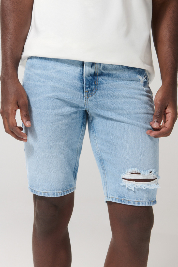 Bermuda azul clara en jean slim con tiro bajo y rotos