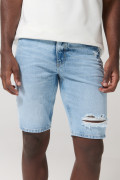 Bermuda azul clara en jean slim con tiro bajo y rotos