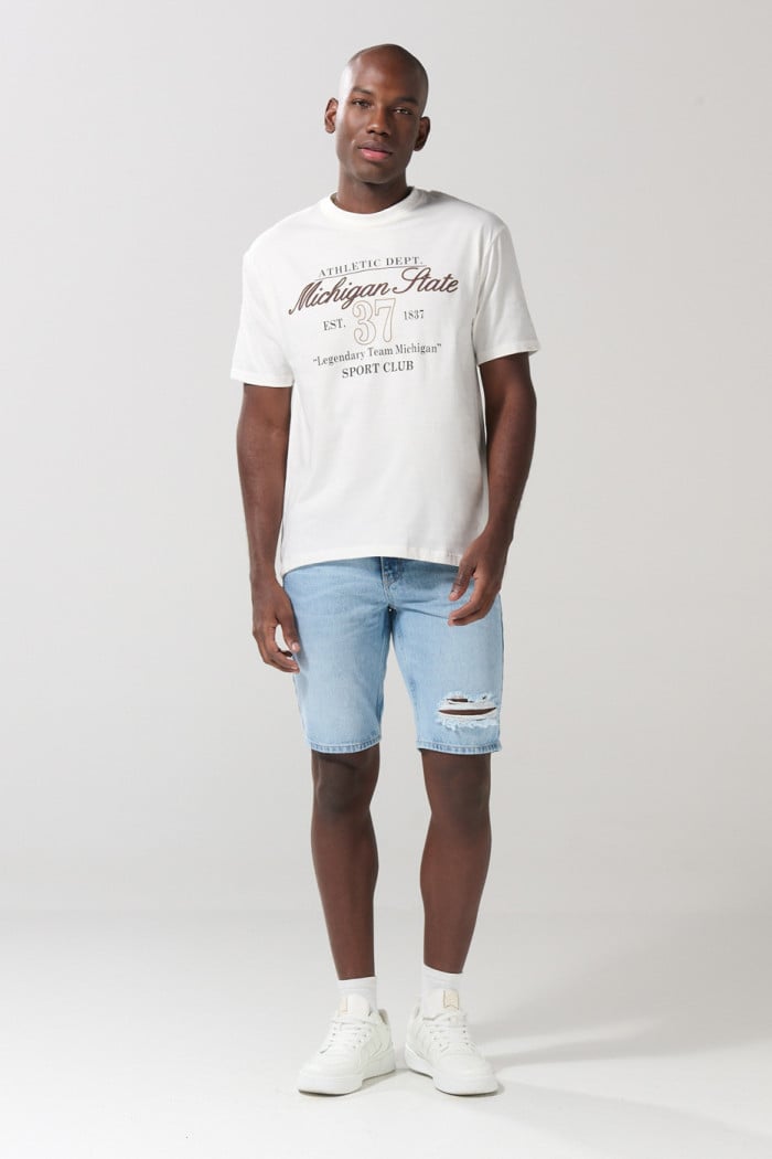 Bermuda azul clara en jean slim con tiro bajo y rotos
