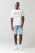 Bermuda azul clara en jean slim con tiro bajo y rotos